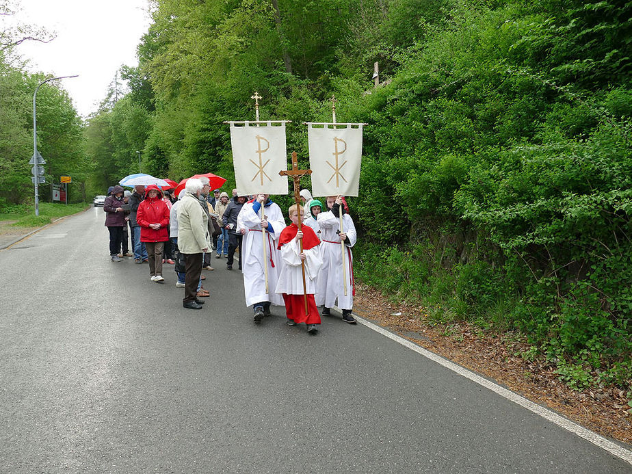 Markusprozession zum Kreuz an der Netzer Straße (Foto: Karl-Franz Thiede)